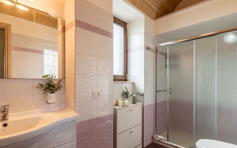 Villa Serena 4: Luminaire Plomberie, Design Intérieur, Sol, Salle De Bains, Sol, Lavabo, Évier, Robinet, Plomberie, Pièce