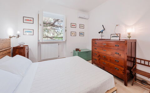 Villa Giari 8: Meubles, Lit, Design Intérieur, Chambre, Mur, Sol, Sol, Bois, Drap De Lit, Literie