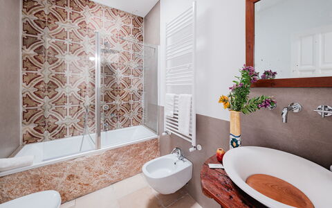 Villa Giari 8: Salle De Bains, Luminaire Plomberie, Sol, Design Intérieur, Sol, Robinet, Évier, Plomberie, Tuile, Lavabo