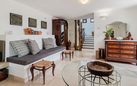 Villa Giari 8: Meubles, Design Intérieur, Sol, Mur, Sol, Bois, Pièce, Canapé, Salon, Éclairage