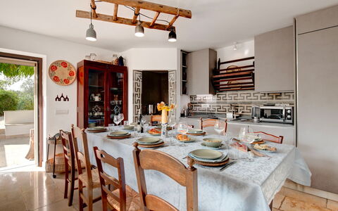 Villa Giari 8: Meubles, Design Intérieur, Chaise, Table, Salle À Manger, Sol, Bois, Table Cuisine Et Salle A Manger, Plafond, Éclairage