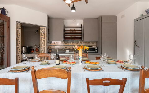 Villa Giari 8: Meubles, Design Intérieur, Sol, Bois, Cuisine, Comptoir, Plafond, Pièce, Table Cuisine Et Salle A Manger, Table