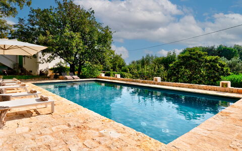 Villa Giari 8: Piscine, Mobilier De Jardin, Recours, Loisir, Caractéristique De L'Eau, Chaise, Balancelle, Dalle, Aménagement Paysager, Arrière-Cour