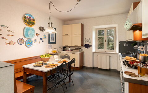 Casa del Duca 10: Meubles, Design Intérieur, Sol, Cuisine, Comptoir, Sol, Bois, Plafond, Cabinetry, Luminaire