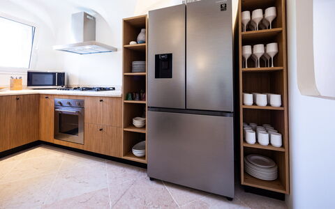 Villa Anga 10+1: Appareil De Cuisine, Design Intérieur, Cuisine, Principaux Appliance, Meubles, Bois, Sol, Cabinetry, Comptoir, Électroménager