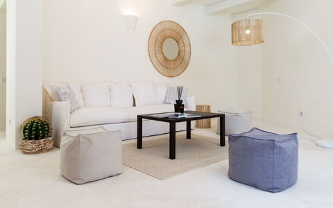 Villa Anga 10+1: Meubles, Design Intérieur, Canapé, Mur, Sol, Sol, Salon, Domicile, Textile, Pièce