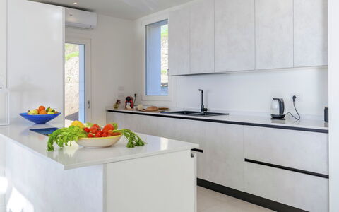 Villa Gioia 8: Cuisine, Comptoir, Design Intérieur, Sol, Évier, Meubles, Bois, Luminaire Plomberie, Cabinetry, Domicile