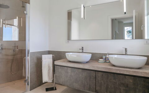 Villa Gioia 8: Salle De Bains, Design Intérieur, Lavabo, Luminaire Plomberie, Sol, Évier, Mur, Miroir, Comptoir, Sol