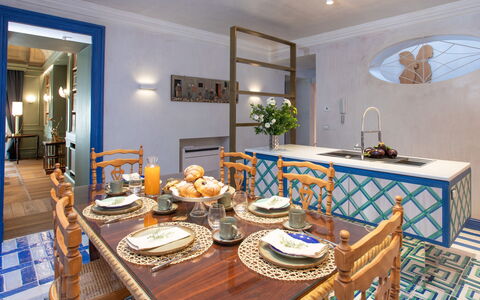 Belvedere Guastella a 8: Bleu, Meubles, Design Intérieur, Sol, Sol, Plafond, Éclairage, Pièce, Salle À Manger, Table