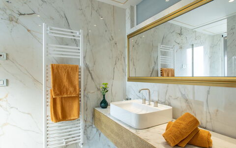 Belvedere Guastella a 8: Design Intérieur, Luminaire Plomberie, Sol, Robinet, Sol, Plomberie, Salle De Bains, Tuile, Évier, Miroir