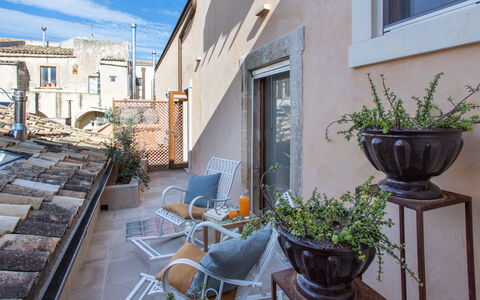 Belvedere Guastella a 8: Mur, Pot De Fleur, Plante D'Appartement, Chaise, Cour, Balcon, Table Basse, Mobilier De Jardin