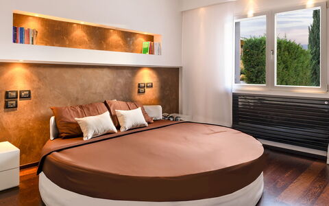 Villa Vae Victis 6: Lit, Meubles, Design Intérieur, Chambre, Literie, Drap De Lit, Mur, Sol, Sol, Bois