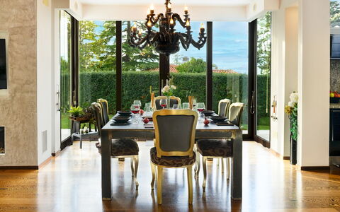 Villa Vae Victis 6: Meubles, Design Intérieur, Bois, Table, Chaise, Sol, Éclairage, Salle À Manger, Plafond, Sol