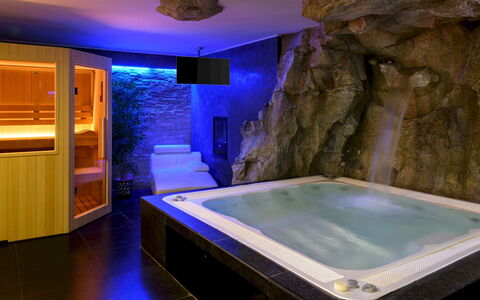 Villa Vae Victis 6: Recours, Baignoire, Hôtel, Piscine, Jacuzzi, Luminaire Plomberie, Lit, Hôtel Boutique