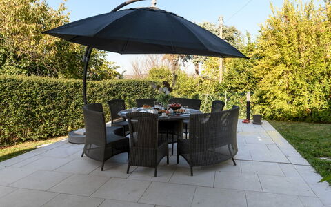 Villa Vae Victis 6: Parapluie, Meubles, Mobilier De Jardin, Tableau De Plein Air, Table, Ombre, Chaise, Jardin, Patio, Dalle