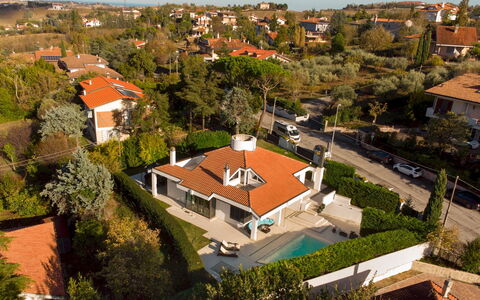 Villa Vae Victis 6: Bâtiment, Toit, Zone Résidentielle, Maison, Domicile, Quartier, Architecture, Ville, Banlieue, Établissements Humains