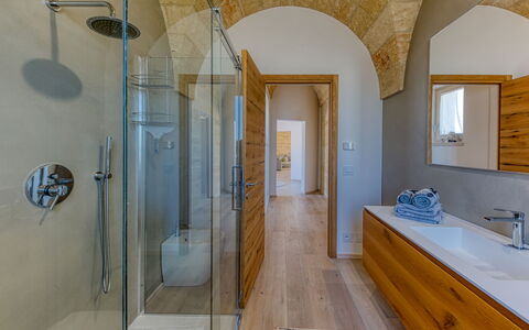 Villa Porta Azzurra 6+2: Sol, Sol, Luminaire Plomberie, Plafond, Tuile, Robinet, Plomberie, Tache De Bois, Dur, Salle De Bains