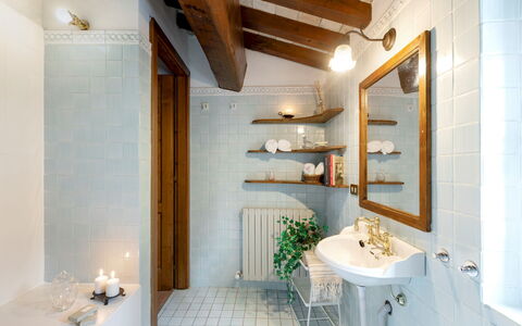 Casatorre 6+2: Salle De Bains, Mur, Luminaire Plomberie, Lavabo, Design Intérieur, Sol, Robinet, Évier, Luminaire, Plafond