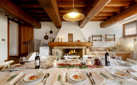 Casatorre 6+2: Meubles, Table, Design Intérieur, Vaisselle, Salle À Manger, Table Cuisine Et Salle A Manger, Aliments, Chaise, Pièce, Plafond