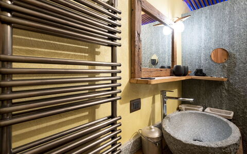 Chalet Walser 4+2: Luminaire Plomberie, Design Intérieur, Robinet, Évier, Plomberie, Sol, Salle De Bains, Sol, Lavabo, Plafond