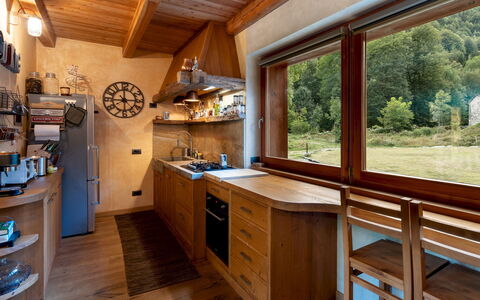 Chalet Walser 4+2: Bois, Design Intérieur, Tache De Bois, Cuisine, Comptoir, Dur, Cabinetry, Vernis, Contre-Plaqué, Cabane En Rondins