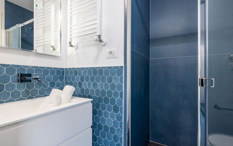 Villa Ristola 6: Bleu, Sol, Design Intérieur, Sol, Luminaire Plomberie, Tuile, Salle De Bains, Plomberie, Armoire De Toilette