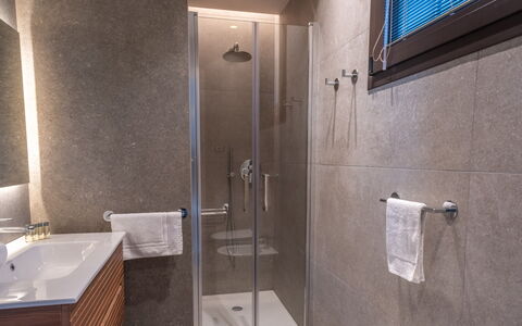 Onda 8: Salle De Bains, Luminaire Plomberie, Sol, Mur, Sol, Design Intérieur, Robinet, Évier, Plomberie, Éclairage