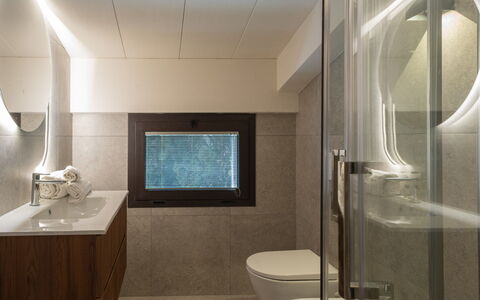 Marea 8: Design Intérieur, Sol, Mur, Salle De Bains, Luminaire Plomberie, Sol, Miroir, Lavabo, Plafond, Luminaire