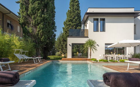 Marea 8: Piscine, Bâtiment, Zone Résidentielle, Maison, Domicile, Arbuste, Établissements Humains, Biens, Recours, Jardin