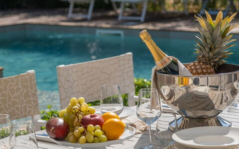 Marea 8: Vaisselle, Meubles, Table, Fruit, Verres À Pied, Drinkware, Serveware, Verre De Vin, Aliments