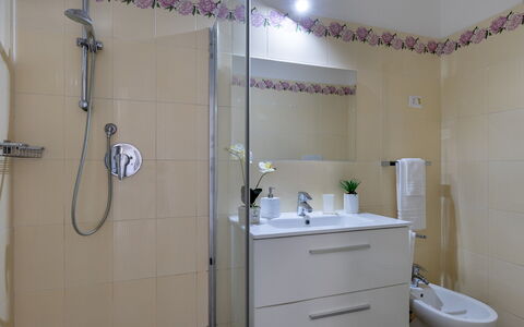 Villa Meraviglia 8: Salle De Bains, Luminaire Plomberie, Sol, Design Intérieur, Lavabo, Évier, Sol, Robinet, Miroir, Plomberie