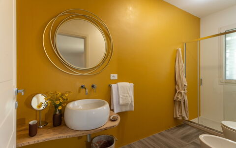 Dimora degli Ulivi 10: Luminaire Plomberie, Mur, Design Intérieur, Salle De Bains, Jaune, Lavabo, Sol, Bois, Sol, Évier