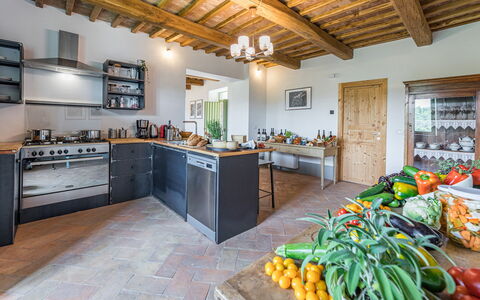 Villa a Casa di Giovanni 12: Meubles, Bois, Sol, Cuisine, Design Intérieur, Domicile, Comptoir, Sol, Plafond, Chaise