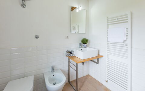 Villa a Casa di Giovanni 12: Sol, Mur, Luminaire Plomberie, Salle De Bains, Sol, Design Intérieur, Robinet, Plomberie, Évier, Lavabo