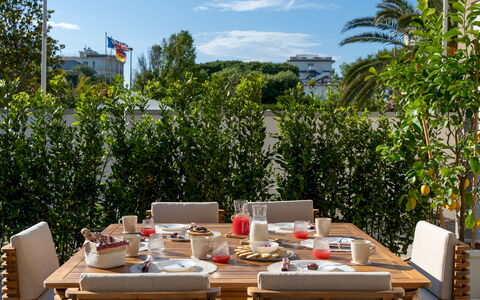 Casa Amare 4+2: Meubles, Mobilier De Jardin, Table, Chaise, Tableau De Plein Air, Table Cuisine Et Salle A Manger, Ombre, Restaurant, Aliments, Pot De Fleur