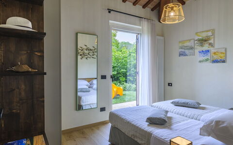 Villino le Moie 4+2: Mur, Bois, Design Intérieur, Chambre, Domicile, Meubles, Sol, Lit, Pièce, Oreiller