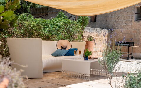 Masseria Muto 6: Mobilier De Jardin, Ombre, Pot De Fleur, Matériau Naturel, Coussin, Canapé, Plante D'Appartement, Salon, Throw Pillow
