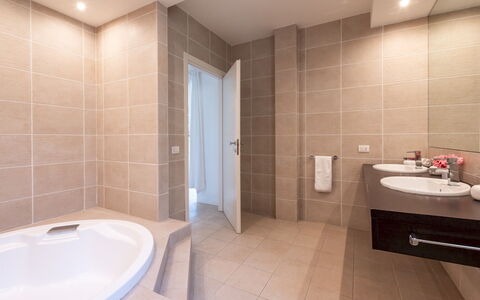 Villa Bianca 10: Salle De Bains, Luminaire Plomberie, Sol, Design Intérieur, Sol, Évier, Robinet, Lavabo, Plomberie, Plafond