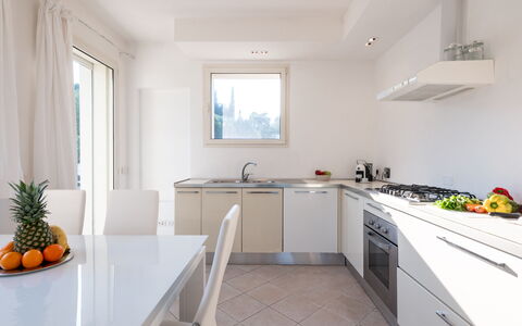 Villa Bianca 10: Design Intérieur, Meubles, Sol, Bois, Cuisine, Comptoir, Domicile, Sol, Pièce, Appareil De Cuisine