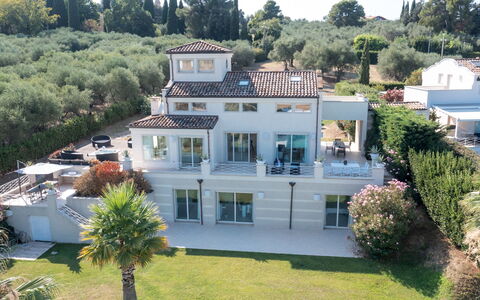 Villa Bianca 10: Bâtiment, Zone Résidentielle, Domicile, Maison, Façade, Architecture, Biens, Manoir, Design Urbain, Balcon