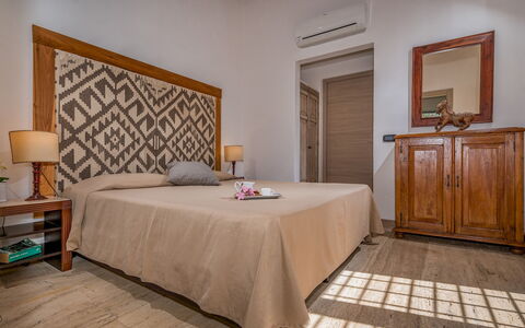 Villa Pineta 6: Meubles, Design Intérieur, Chambre, Sol, Sol, Lit, Bois, Drap De Lit, Pièce, Textile
