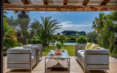 Villa Pineta 6: Meubles, Chaise, Mobilier De Jardin, Canapé, Recours, Jardin, Pot De Fleur, Table Basse, Ombre