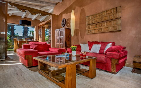 Villa Antura 4: Meubles, Canapé, Design Intérieur, Sol, Bois, Salon, Sol, Pièce, Chaise, Parquet