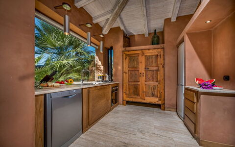 Villa Antura 4: Bois, Meubles, Tache De Bois, Dur, Cuisine, Comptoir, Plafond, Chaise, Plante D'Appartement, Biens