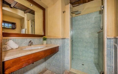 Villa Antura 4: Salle De Bains, Luminaire Plomberie, Sol, Mur, Lavabo, Sol, Évier, Bois, Design Intérieur, Robinet