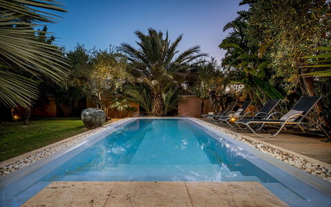 Villa Antura 4: Piscine, Bleu, L'Eau, Recours, Eco Hôtel, Mobilier De Jardin, Composite, Balancelle, Caractéristique De L'Eau, Ombre