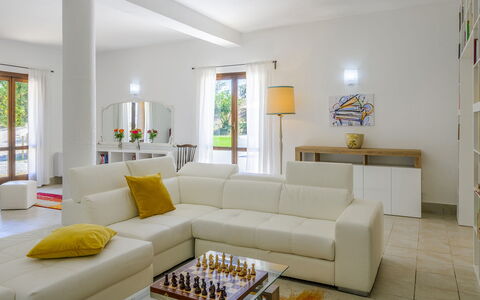 Villa Ardente 12+1: Meubles, Design Intérieur, Sol, Canapé, Sol, Mur, Salon, Table, Bois, Pièce