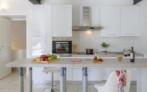Villa Ardente 12+1: Meubles, Cuisine, Comptoir, Design Intérieur, Cabinetry, Appareil De Cuisine, Sol, Bois, Sol, Luminaire