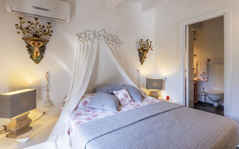 Villa Bambù 9+2: Meubles, Lit, Design Intérieur, Chambre, Mur, Literie, Drap De Lit, Sol, Sol, Bois