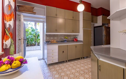 Villa Carina 12: Design Intérieur, Cuisine, Sol, Meubles, Comptoir, Sol, Bois, Cabinetry, Principaux Appliance, Éclairage